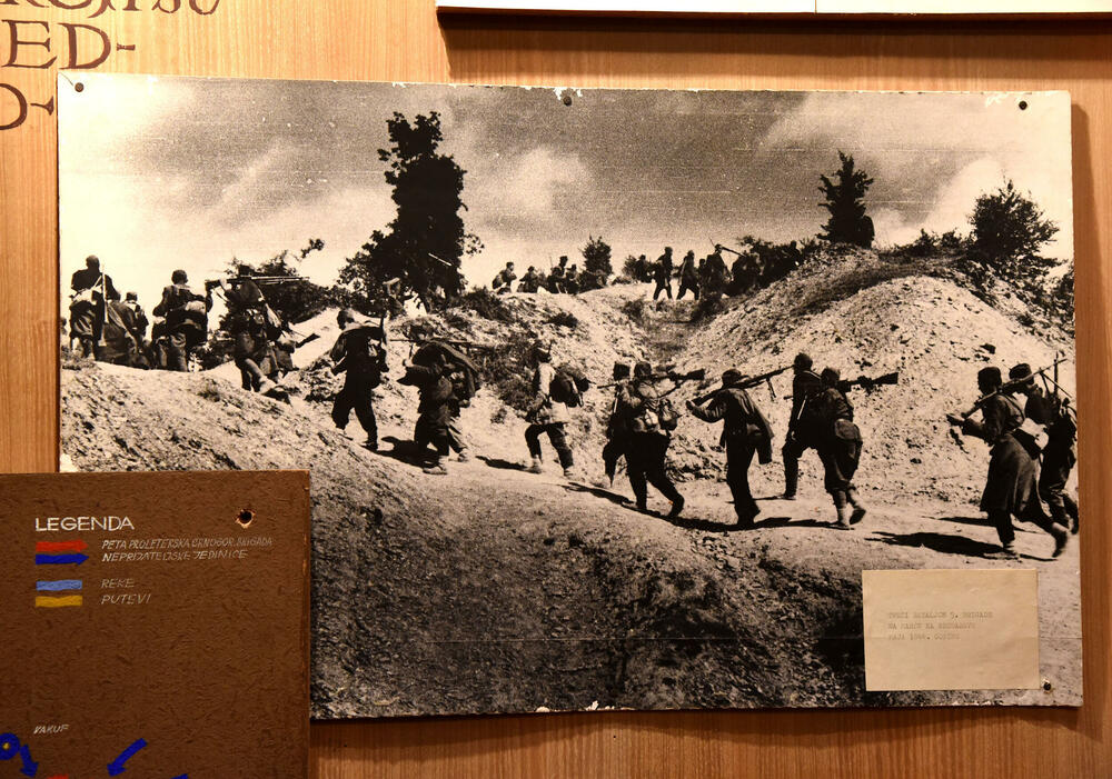 <p>Ovo je podsjetnik na to koja je cijena plaćena za slobodu i nezavisnost Crne Gore. Podsjetnik da tom slobodom nikada i nipošto ne trgujemo, da budemo odani Crnoj Gori. Na antifašizmu počiva moderna Crna Gora i moramo ga čuvati, kaže desetar/kustos Mitar Božović</p>