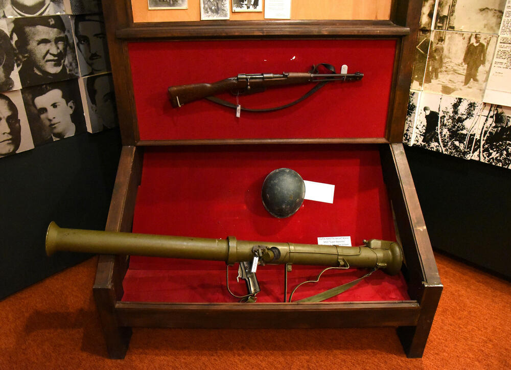 <p>Ovo je podsjetnik na to koja je cijena plaćena za slobodu i nezavisnost Crne Gore. Podsjetnik da tom slobodom nikada i nipošto ne trgujemo, da budemo odani Crnoj Gori. Na antifašizmu počiva moderna Crna Gora i moramo ga čuvati, kaže desetar/kustos Mitar Božović</p>