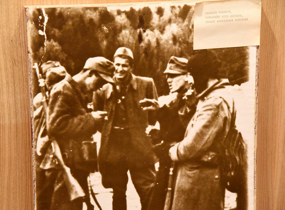 <p>Ovo je podsjetnik na to koja je cijena plaćena za slobodu i nezavisnost Crne Gore. Podsjetnik da tom slobodom nikada i nipošto ne trgujemo, da budemo odani Crnoj Gori. Na antifašizmu počiva moderna Crna Gora i moramo ga čuvati, kaže desetar/kustos Mitar Božović</p>