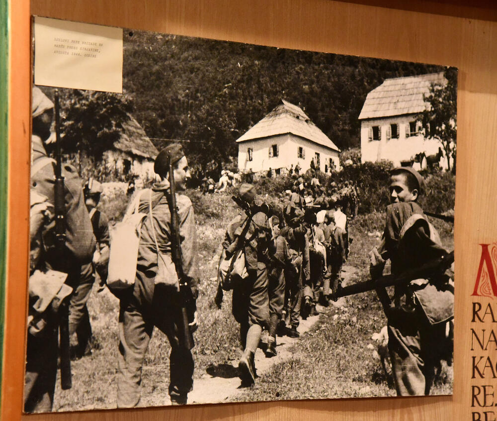 <p>Ovo je podsjetnik na to koja je cijena plaćena za slobodu i nezavisnost Crne Gore. Podsjetnik da tom slobodom nikada i nipošto ne trgujemo, da budemo odani Crnoj Gori. Na antifašizmu počiva moderna Crna Gora i moramo ga čuvati, kaže desetar/kustos Mitar Božović</p>
