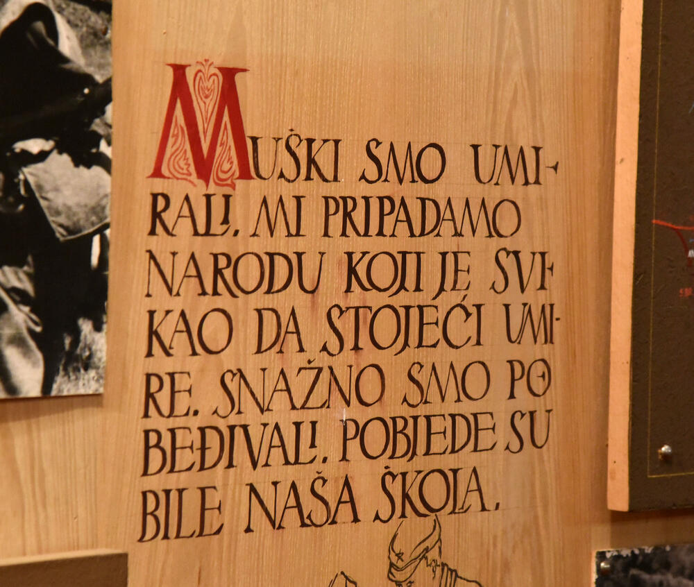 <p>Ovo je podsjetnik na to koja je cijena plaćena za slobodu i nezavisnost Crne Gore. Podsjetnik da tom slobodom nikada i nipošto ne trgujemo, da budemo odani Crnoj Gori. Na antifašizmu počiva moderna Crna Gora i moramo ga čuvati, kaže desetar/kustos Mitar Božović</p>