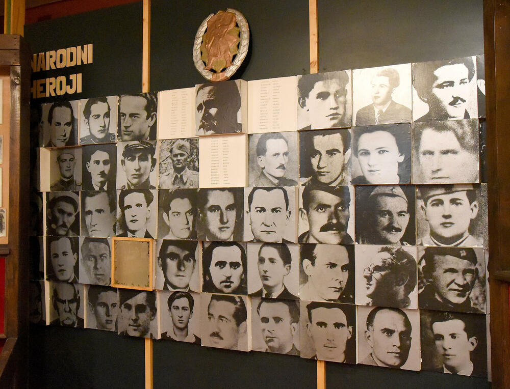 <p>Ovo je podsjetnik na to koja je cijena plaćena za slobodu i nezavisnost Crne Gore. Podsjetnik da tom slobodom nikada i nipošto ne trgujemo, da budemo odani Crnoj Gori. Na antifašizmu počiva moderna Crna Gora i moramo ga čuvati, kaže desetar/kustos Mitar Božović</p>