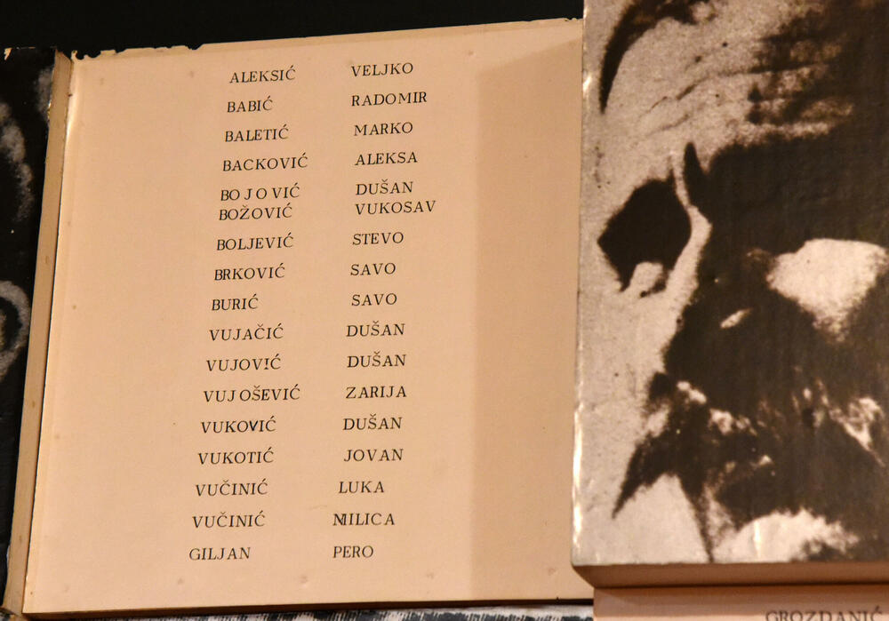 <p>Ovo je podsjetnik na to koja je cijena plaćena za slobodu i nezavisnost Crne Gore. Podsjetnik da tom slobodom nikada i nipošto ne trgujemo, da budemo odani Crnoj Gori. Na antifašizmu počiva moderna Crna Gora i moramo ga čuvati, kaže desetar/kustos Mitar Božović</p>