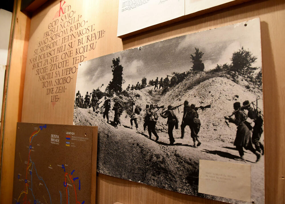 <p>Ovo je podsjetnik na to koja je cijena plaćena za slobodu i nezavisnost Crne Gore. Podsjetnik da tom slobodom nikada i nipošto ne trgujemo, da budemo odani Crnoj Gori. Na antifašizmu počiva moderna Crna Gora i moramo ga čuvati, kaže desetar/kustos Mitar Božović</p>