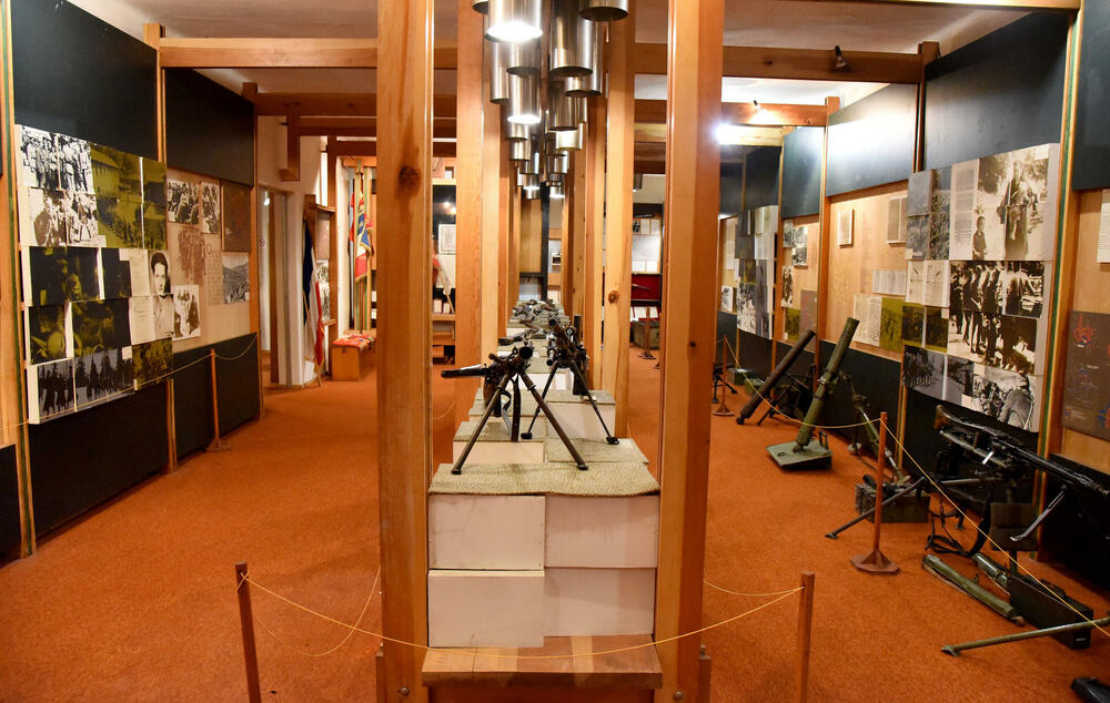 <p>Ovo je podsjetnik na to koja je cijena plaćena za slobodu i nezavisnost Crne Gore. Podsjetnik da tom slobodom nikada i nipošto ne trgujemo, da budemo odani Crnoj Gori. Na antifašizmu počiva moderna Crna Gora i moramo ga čuvati, kaže desetar/kustos Mitar Božović</p>