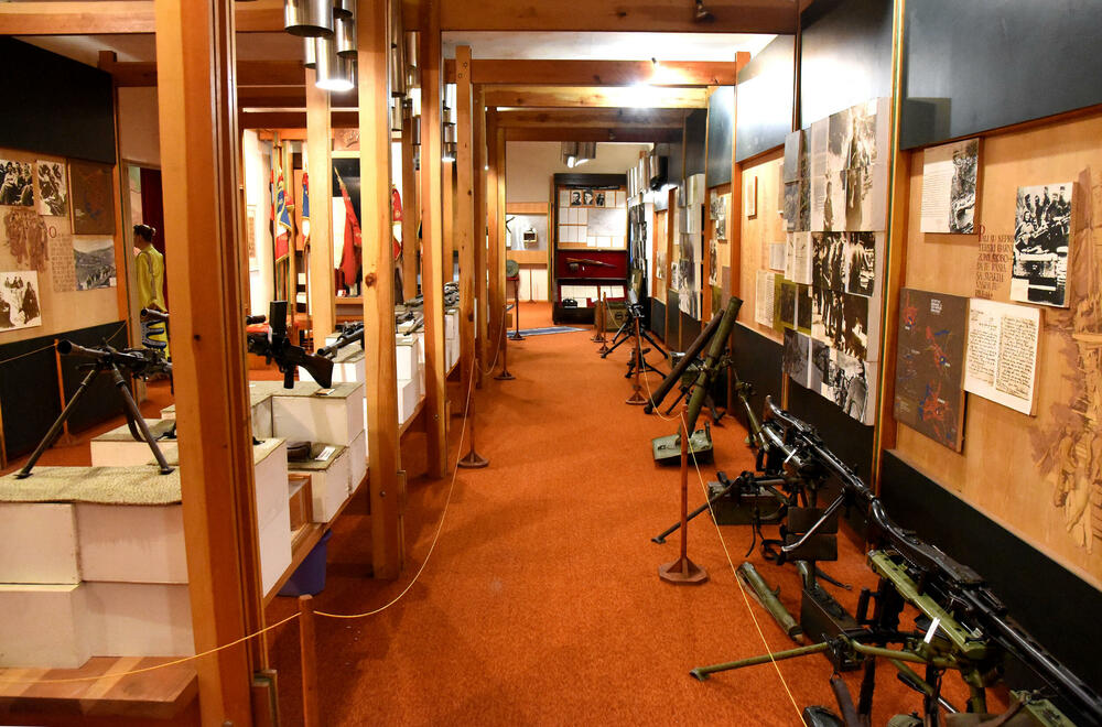 <p>Ovo je podsjetnik na to koja je cijena plaćena za slobodu i nezavisnost Crne Gore. Podsjetnik da tom slobodom nikada i nipošto ne trgujemo, da budemo odani Crnoj Gori. Na antifašizmu počiva moderna Crna Gora i moramo ga čuvati, kaže desetar/kustos Mitar Božović</p>