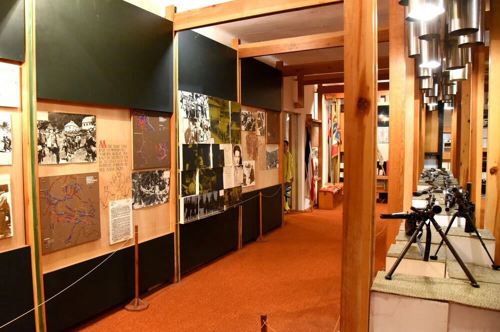 <p>Ovo je podsjetnik na to koja je cijena plaćena za slobodu i nezavisnost Crne Gore. Podsjetnik da tom slobodom nikada i nipošto ne trgujemo, da budemo odani Crnoj Gori. Na antifašizmu počiva moderna Crna Gora i moramo ga čuvati, kaže desetar/kustos Mitar Božović</p>