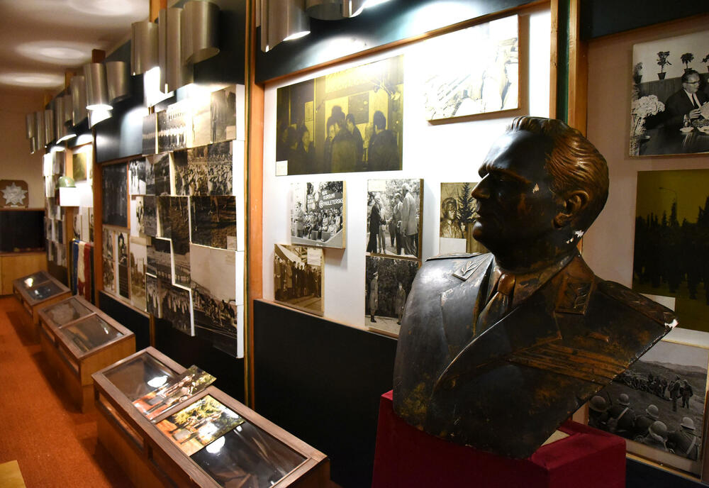 <p>Ovo je podsjetnik na to koja je cijena plaćena za slobodu i nezavisnost Crne Gore. Podsjetnik da tom slobodom nikada i nipošto ne trgujemo, da budemo odani Crnoj Gori. Na antifašizmu počiva moderna Crna Gora i moramo ga čuvati, kaže desetar/kustos Mitar Božović</p>