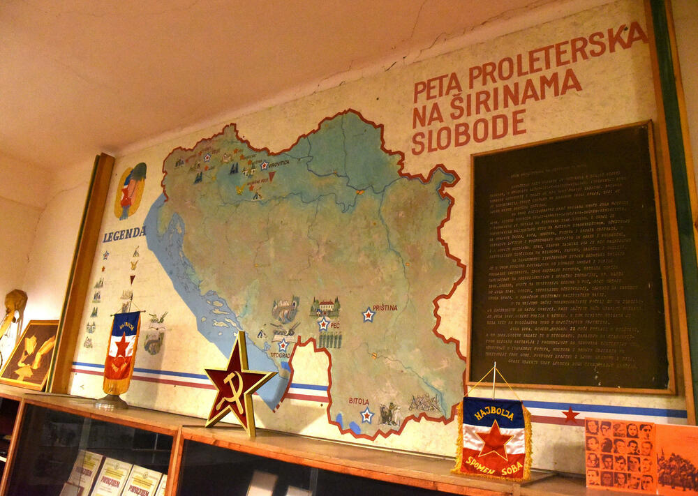 <p>Ovo je podsjetnik na to koja je cijena plaćena za slobodu i nezavisnost Crne Gore. Podsjetnik da tom slobodom nikada i nipošto ne trgujemo, da budemo odani Crnoj Gori. Na antifašizmu počiva moderna Crna Gora i moramo ga čuvati, kaže desetar/kustos Mitar Božović</p>