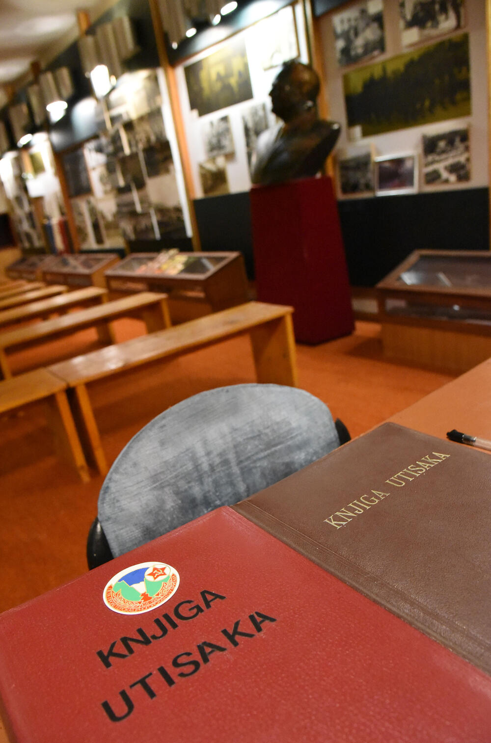 <p>Ovo je podsjetnik na to koja je cijena plaćena za slobodu i nezavisnost Crne Gore. Podsjetnik da tom slobodom nikada i nipošto ne trgujemo, da budemo odani Crnoj Gori. Na antifašizmu počiva moderna Crna Gora i moramo ga čuvati, kaže desetar/kustos Mitar Božović</p>