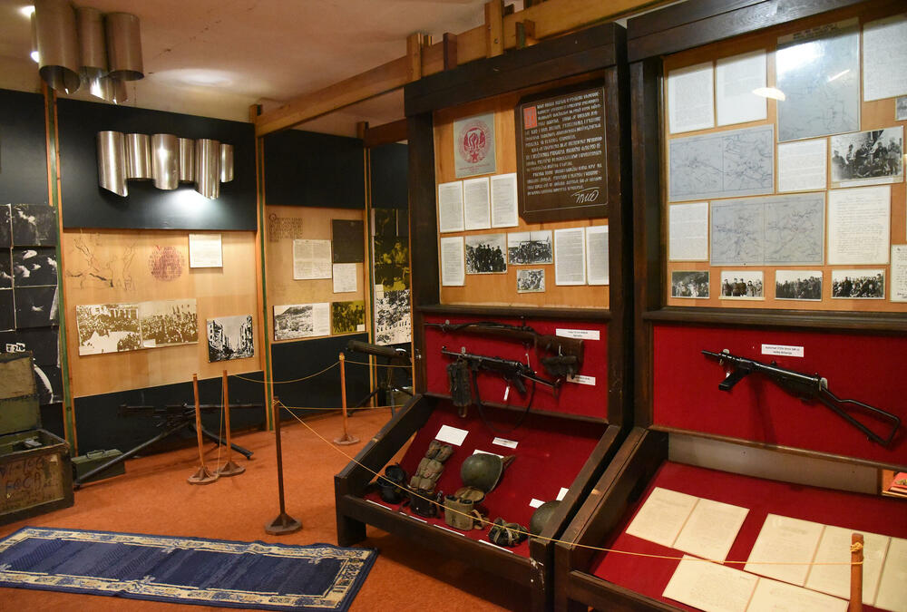 <p>Ovo je podsjetnik na to koja je cijena plaćena za slobodu i nezavisnost Crne Gore. Podsjetnik da tom slobodom nikada i nipošto ne trgujemo, da budemo odani Crnoj Gori. Na antifašizmu počiva moderna Crna Gora i moramo ga čuvati, kaže desetar/kustos Mitar Božović</p>