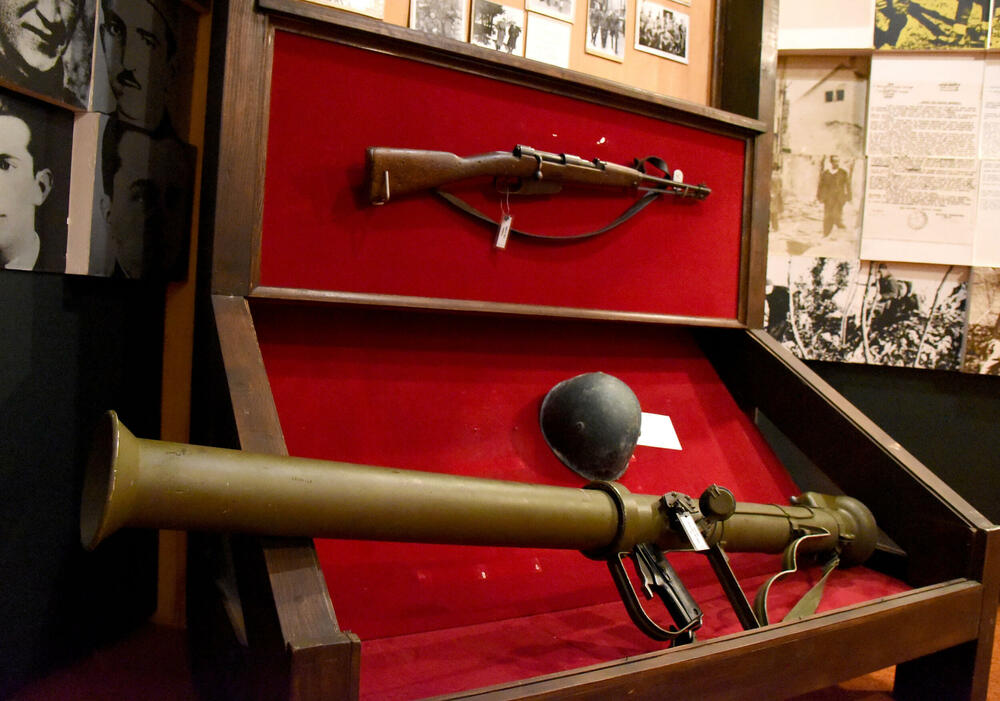 <p>Ovo je podsjetnik na to koja je cijena plaćena za slobodu i nezavisnost Crne Gore. Podsjetnik da tom slobodom nikada i nipošto ne trgujemo, da budemo odani Crnoj Gori. Na antifašizmu počiva moderna Crna Gora i moramo ga čuvati, kaže desetar/kustos Mitar Božović</p>