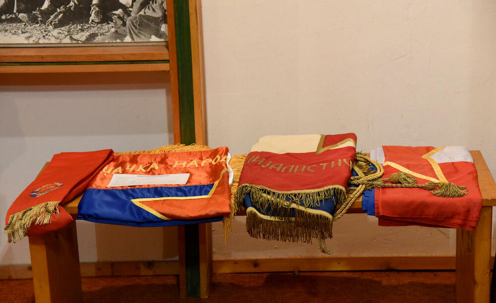 <p>Ovo je podsjetnik na to koja je cijena plaćena za slobodu i nezavisnost Crne Gore. Podsjetnik da tom slobodom nikada i nipošto ne trgujemo, da budemo odani Crnoj Gori. Na antifašizmu počiva moderna Crna Gora i moramo ga čuvati, kaže desetar/kustos Mitar Božović</p>