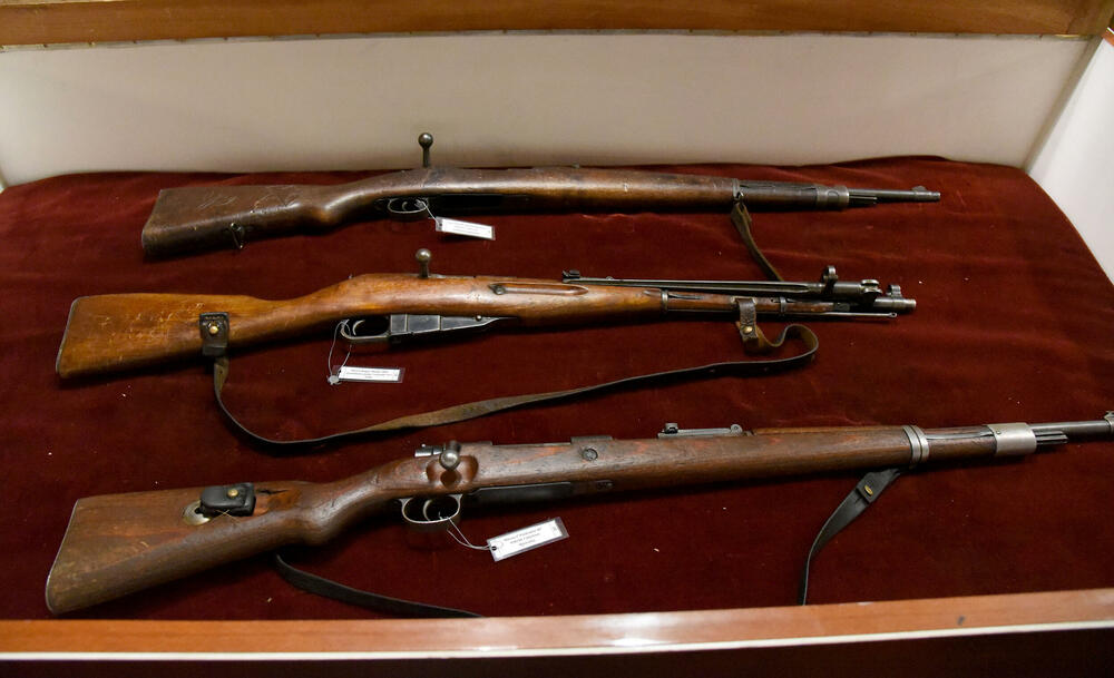 <p>Ovo je podsjetnik na to koja je cijena plaćena za slobodu i nezavisnost Crne Gore. Podsjetnik da tom slobodom nikada i nipošto ne trgujemo, da budemo odani Crnoj Gori. Na antifašizmu počiva moderna Crna Gora i moramo ga čuvati, kaže desetar/kustos Mitar Božović</p>