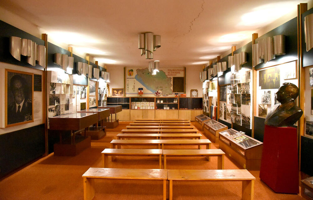 <p>Ovo je podsjetnik na to koja je cijena plaćena za slobodu i nezavisnost Crne Gore. Podsjetnik da tom slobodom nikada i nipošto ne trgujemo, da budemo odani Crnoj Gori. Na antifašizmu počiva moderna Crna Gora i moramo ga čuvati, kaže desetar/kustos Mitar Božović</p>