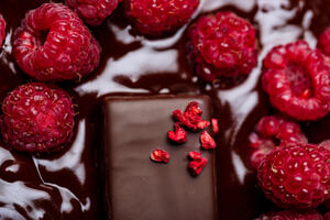 Vegan treat: Raspberries in chocolate