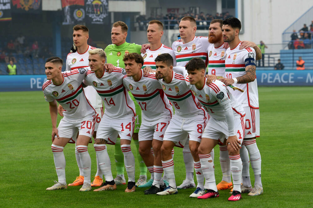 Soboslaj (sa kapitenskom trakom) i fudbaleri Mađarske pred nedavni meč protiv Crne Gore, Foto: Boris Pejović