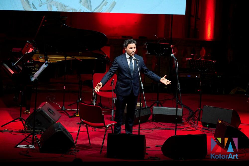 <p>Noć za pamćenje - stajaće ovacije za Nemanju Radulovića i Double Sens</p>