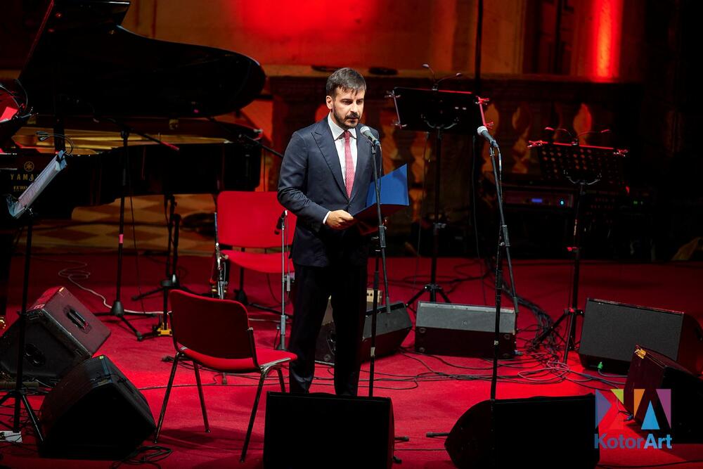 <p>Noć za pamćenje - stajaće ovacije za Nemanju Radulovića i Double Sens</p>