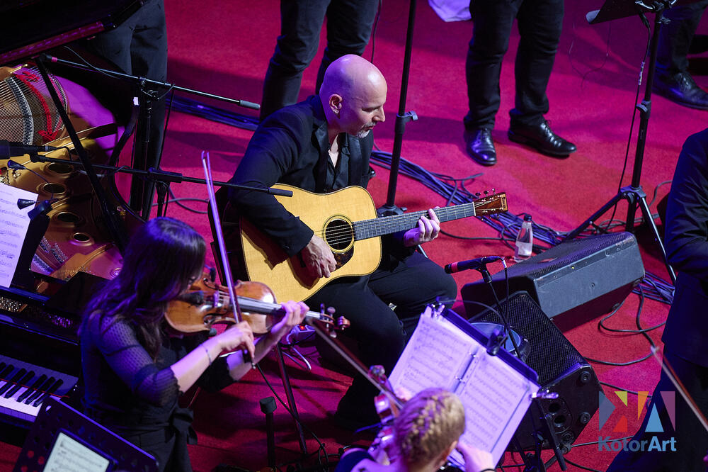 <p>Noć za pamćenje - stajaće ovacije za Nemanju Radulovića i Double Sens</p>