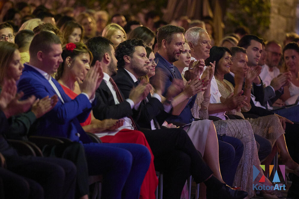 <p>Noć za pamćenje - stajaće ovacije za Nemanju Radulovića i Double Sens</p>