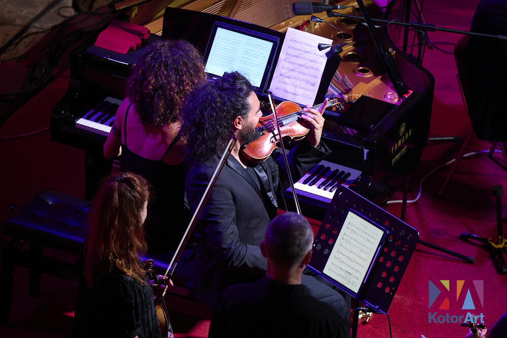 <p>Noć za pamćenje - stajaće ovacije za Nemanju Radulovića i Double Sens</p>