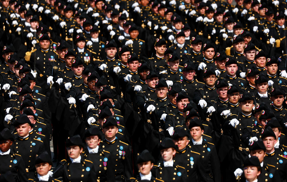 <p>U Parizu je raspoređeno dodatnih 10.000 policajaca, a u cijeloj zemlji 45.000 policajaca i žandarma</p>
