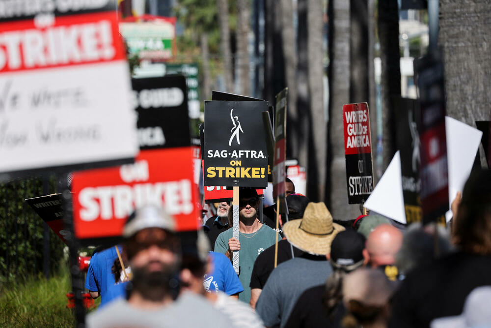 <p>Ovo je prvi dan da su se glumci zvanično pridružili redovima protesta, više od dva mjeseca nakon što su scenaristi počeli da štrajkuju u nastojanju da dobiju bolje plate i uslove rada</p>