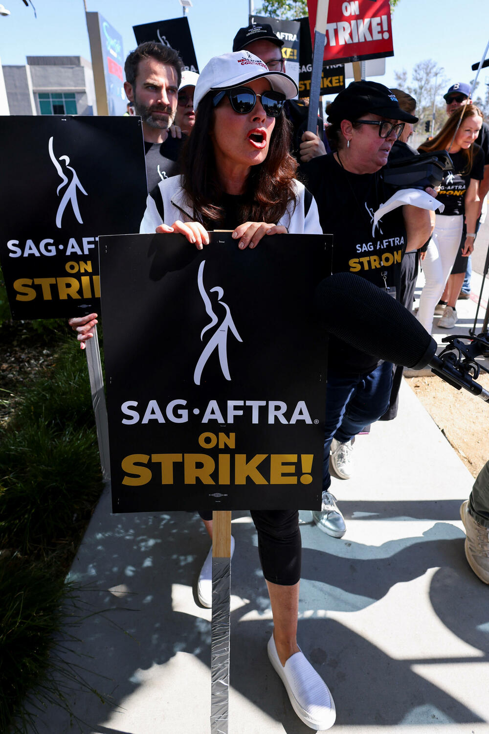 <p>Ovo je prvi dan da su se glumci zvanično pridružili redovima protesta, više od dva mjeseca nakon što su scenaristi počeli da štrajkuju u nastojanju da dobiju bolje plate i uslove rada</p>