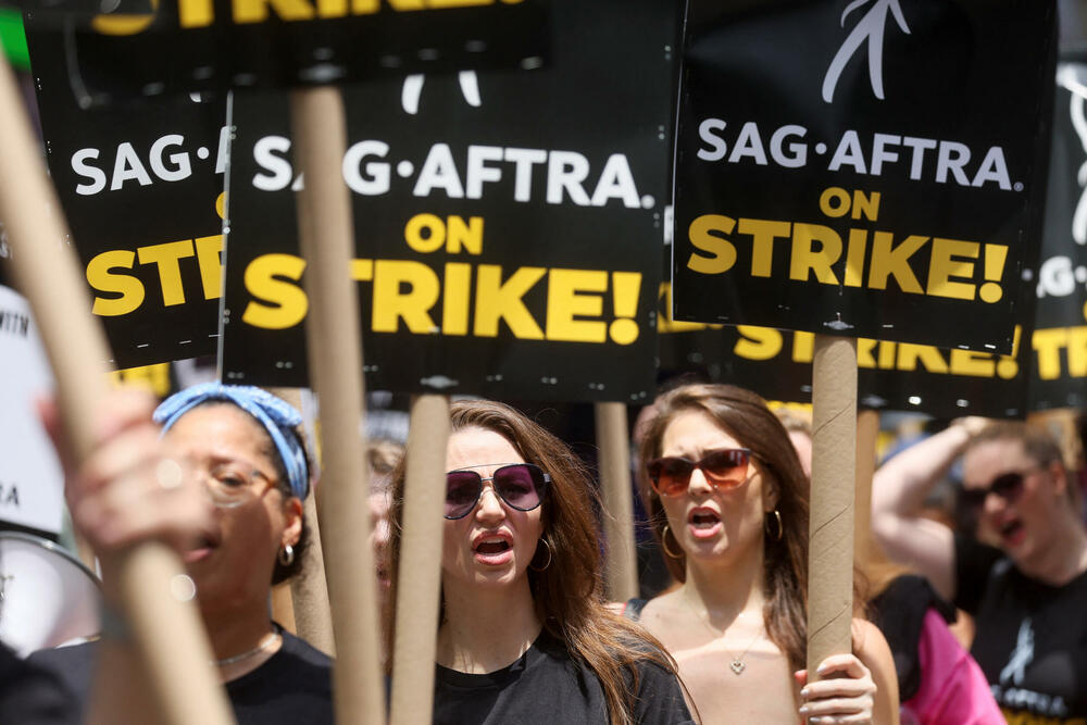 <p>Ovo je prvi dan da su se glumci zvanično pridružili redovima protesta, više od dva mjeseca nakon što su scenaristi počeli da štrajkuju u nastojanju da dobiju bolje plate i uslove rada</p>