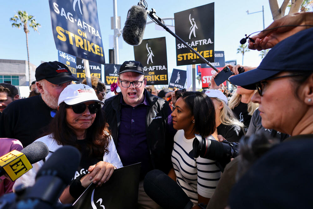 <p>Ovo je prvi dan da su se glumci zvanično pridružili redovima protesta, više od dva mjeseca nakon što su scenaristi počeli da štrajkuju u nastojanju da dobiju bolje plate i uslove rada</p>