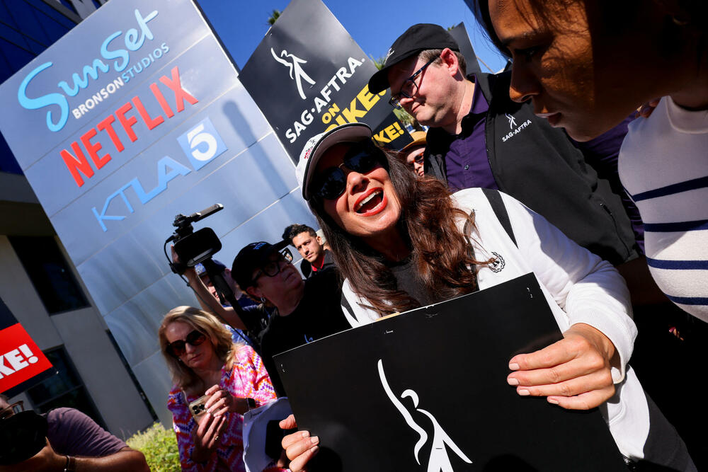 <p>Ovo je prvi dan da su se glumci zvanično pridružili redovima protesta, više od dva mjeseca nakon što su scenaristi počeli da štrajkuju u nastojanju da dobiju bolje plate i uslove rada</p>