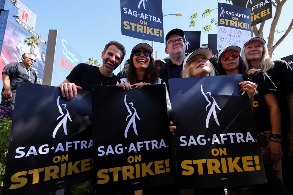 <p>Ovo je prvi dan da su se glumci zvanično pridružili redovima protesta, više od dva mjeseca nakon što su scenaristi počeli da štrajkuju u nastojanju da dobiju bolje plate i uslove rada</p>