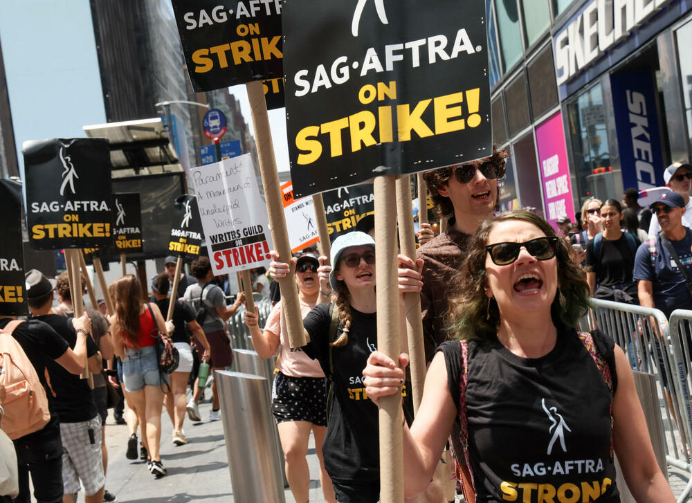 <p>Ovo je prvi dan da su se glumci zvanično pridružili redovima protesta, više od dva mjeseca nakon što su scenaristi počeli da štrajkuju u nastojanju da dobiju bolje plate i uslove rada</p>