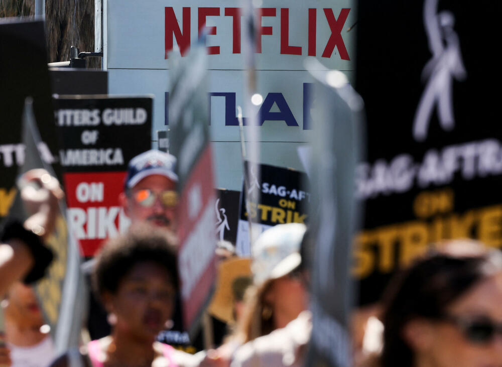 <p>Ovo je prvi dan da su se glumci zvanično pridružili redovima protesta, više od dva mjeseca nakon što su scenaristi počeli da štrajkuju u nastojanju da dobiju bolje plate i uslove rada</p>