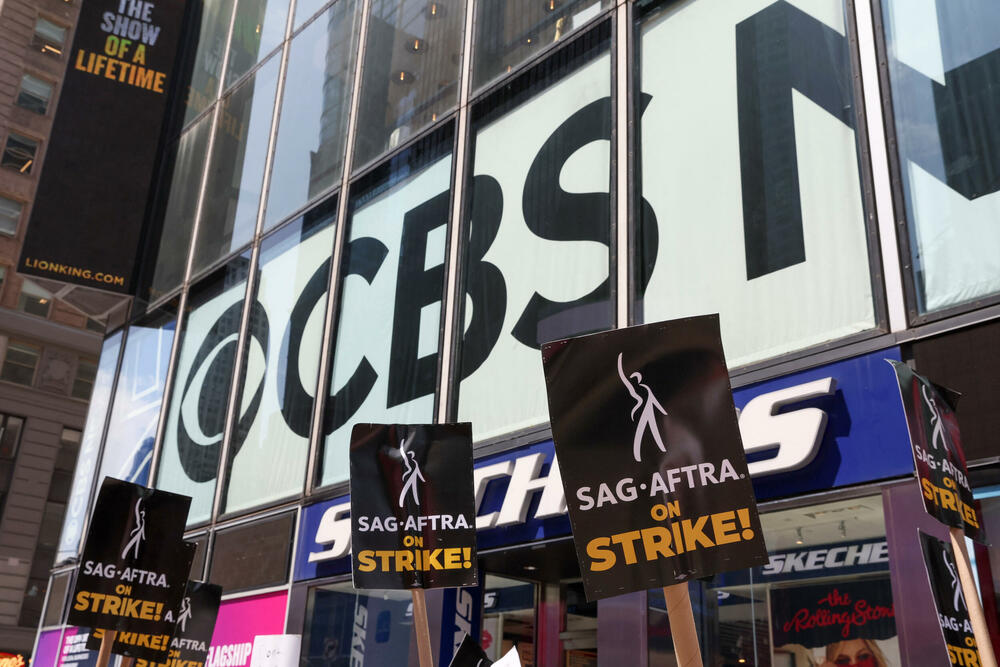 <p>Ovo je prvi dan da su se glumci zvanično pridružili redovima protesta, više od dva mjeseca nakon što su scenaristi počeli da štrajkuju u nastojanju da dobiju bolje plate i uslove rada</p>