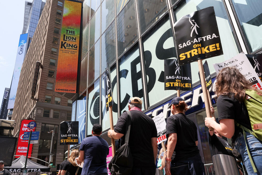 <p>Ovo je prvi dan da su se glumci zvanično pridružili redovima protesta, više od dva mjeseca nakon što su scenaristi počeli da štrajkuju u nastojanju da dobiju bolje plate i uslove rada</p>