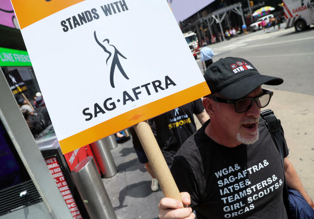 <p>Ovo je prvi dan da su se glumci zvanično pridružili redovima protesta, više od dva mjeseca nakon što su scenaristi počeli da štrajkuju u nastojanju da dobiju bolje plate i uslove rada</p>