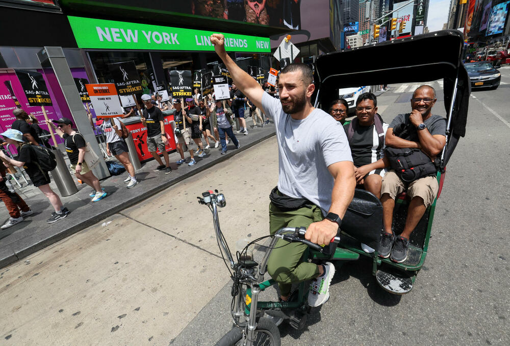 <p>Ovo je prvi dan da su se glumci zvanično pridružili redovima protesta, više od dva mjeseca nakon što su scenaristi počeli da štrajkuju u nastojanju da dobiju bolje plate i uslove rada</p>
