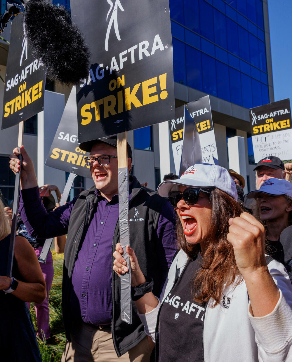 <p>Ovo je prvi dan da su se glumci zvanično pridružili redovima protesta, više od dva mjeseca nakon što su scenaristi počeli da štrajkuju u nastojanju da dobiju bolje plate i uslove rada</p>