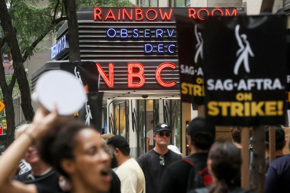 <p>Ovo je prvi dan da su se glumci zvanično pridružili redovima protesta, više od dva mjeseca nakon što su scenaristi počeli da štrajkuju u nastojanju da dobiju bolje plate i uslove rada</p>