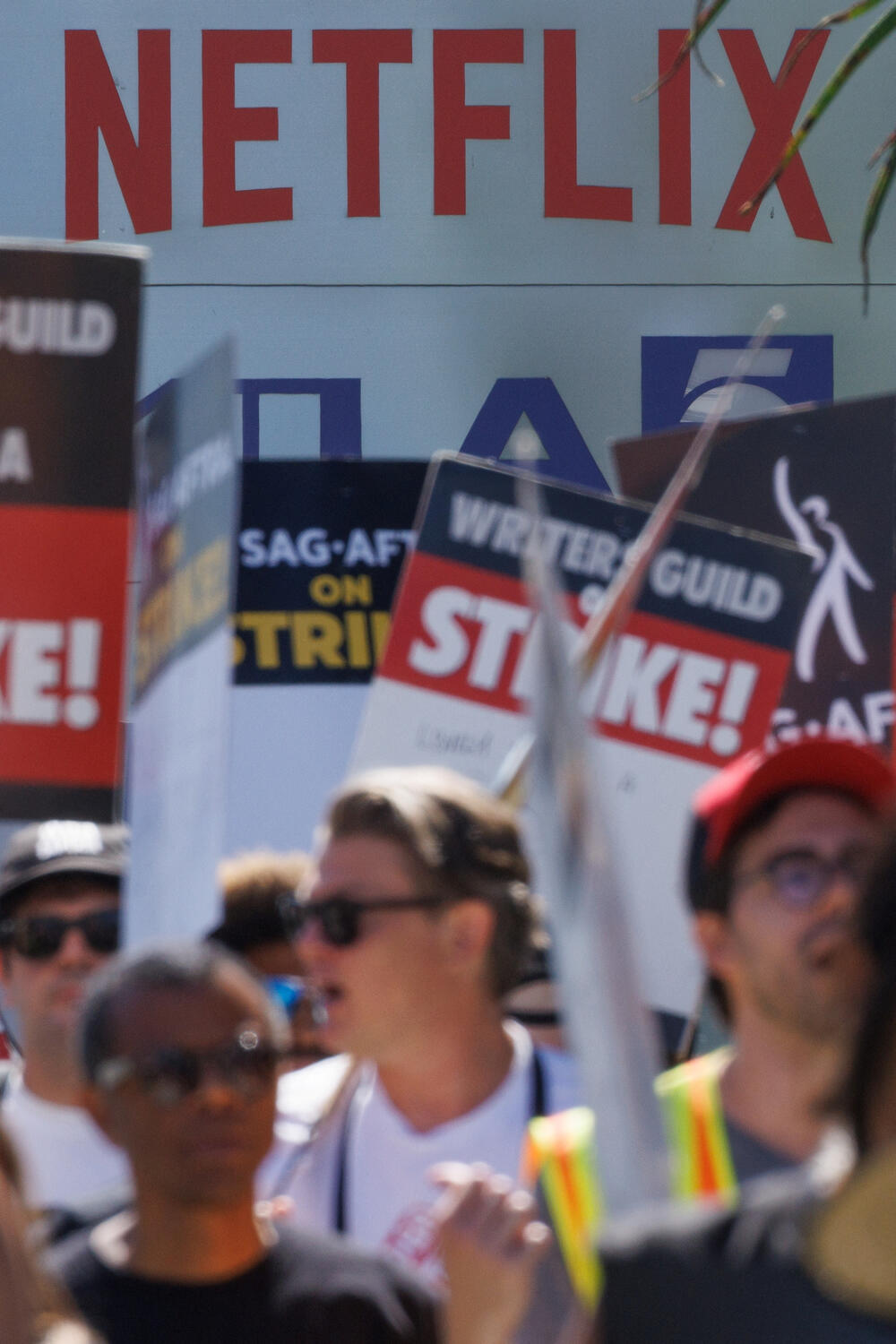 <p>Ovo je prvi dan da su se glumci zvanično pridružili redovima protesta, više od dva mjeseca nakon što su scenaristi počeli da štrajkuju u nastojanju da dobiju bolje plate i uslove rada</p>