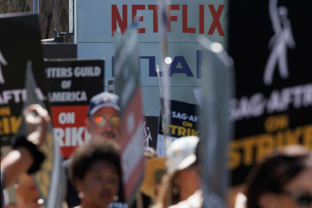 <p>Ovo je prvi dan da su se glumci zvanično pridružili redovima protesta, više od dva mjeseca nakon što su scenaristi počeli da štrajkuju u nastojanju da dobiju bolje plate i uslove rada</p>