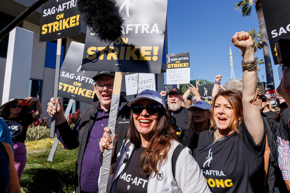 <p>Ovo je prvi dan da su se glumci zvanično pridružili redovima protesta, više od dva mjeseca nakon što su scenaristi počeli da štrajkuju u nastojanju da dobiju bolje plate i uslove rada</p>