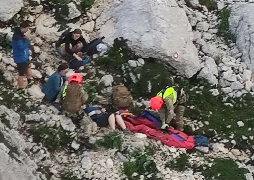 <p>Iz Ministarstva odbrane su kazali da je sama operacija bila veoma zahtjevna obzirom da je izvlačenje povrijeđene izvršeno sa nepristupačnog terena na nadmorskoj visini od 2.200 metara.</p>