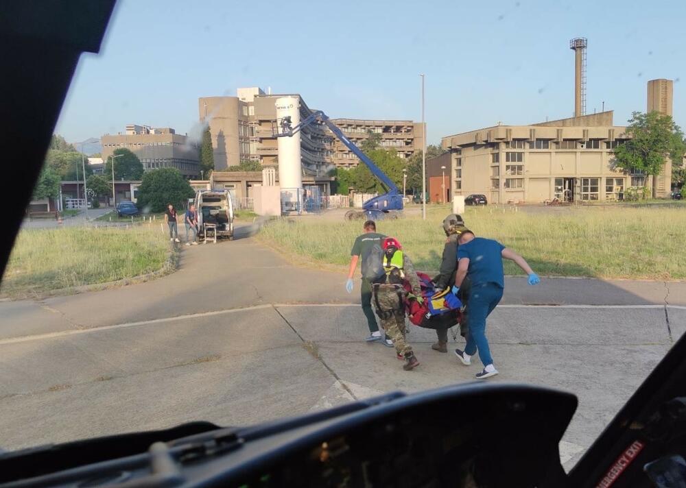 <p>Iz Ministarstva odbrane su kazali da je sama operacija bila veoma zahtjevna obzirom da je izvlačenje povrijeđene izvršeno sa nepristupačnog terena na nadmorskoj visini od 2.200 metara.</p>