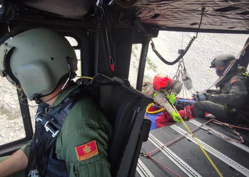 <p>Iz Ministarstva odbrane su kazali da je sama operacija bila veoma zahtjevna obzirom da je izvlačenje povrijeđene izvršeno sa nepristupačnog terena na nadmorskoj visini od 2.200 metara.</p>