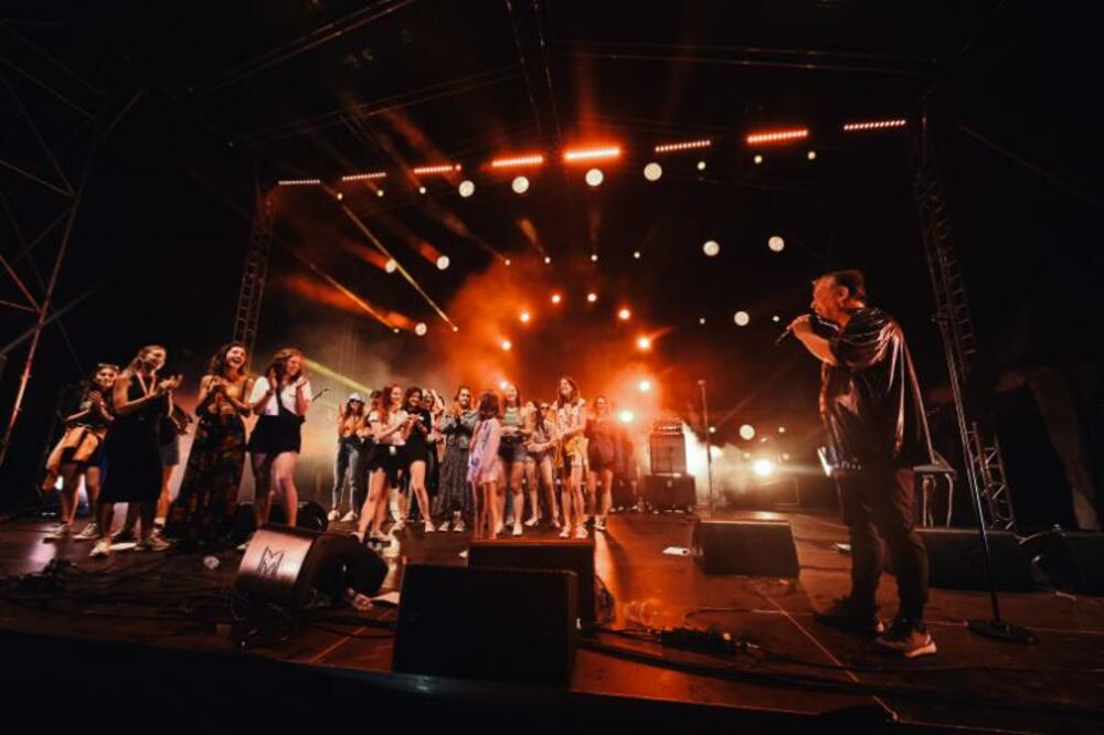 <p>Prvi dan festivala obilježile su uspješne svirke. Na bini u kampu publika je uživala uz Repetitor, Kandu Kodžu i Nebojšu, a onda i uz splitske repere TBF koji su dodatno zagrijali atmosferu</p>