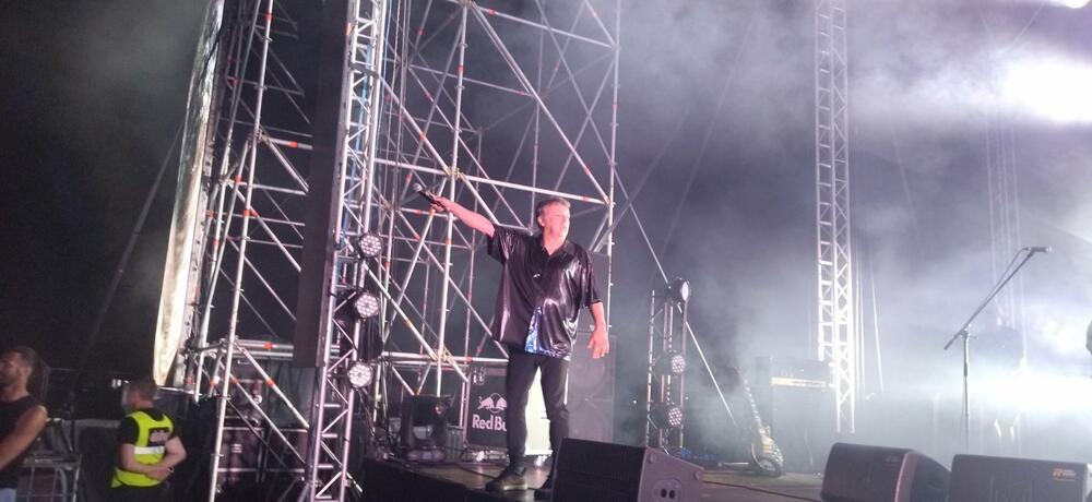 <p>Prvi dan festivala obilježile su uspješne svirke. Na bini u kampu publika je uživala uz Repetitor, Kandu Kodžu i Nebojšu, a onda i uz splitske repere TBF koji su dodatno zagrijali atmosferu</p>