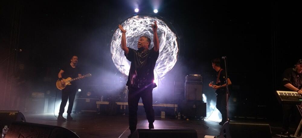 <p>Prvi dan festivala obilježile su uspješne svirke. Na bini u kampu publika je uživala uz Repetitor, Kandu Kodžu i Nebojšu, a onda i uz splitske repere TBF koji su dodatno zagrijali atmosferu</p>